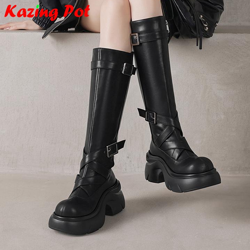 Riding Boot Short - รองเท้าบูททรงสูงถึงต้นขา สไตล์แฟชั่นสตรีทอังกฤษ ดีไซน์หัวมน พื้นหนา แบบแพลตฟอร์ม ตกแต่งหัวเข็มขัดโลหะ